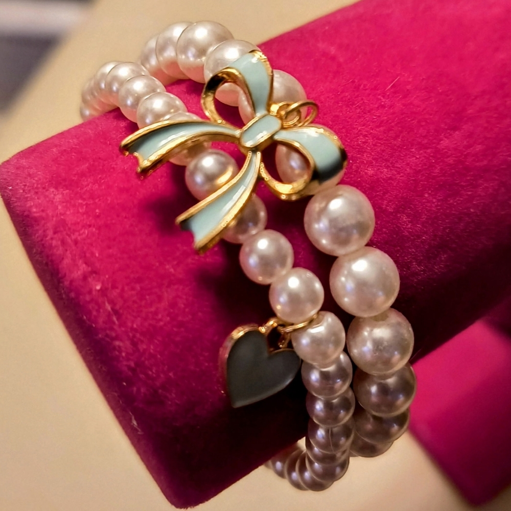 Elegant VIVIENNE WESTWOOD Pearl Bracelet with Gold Accents